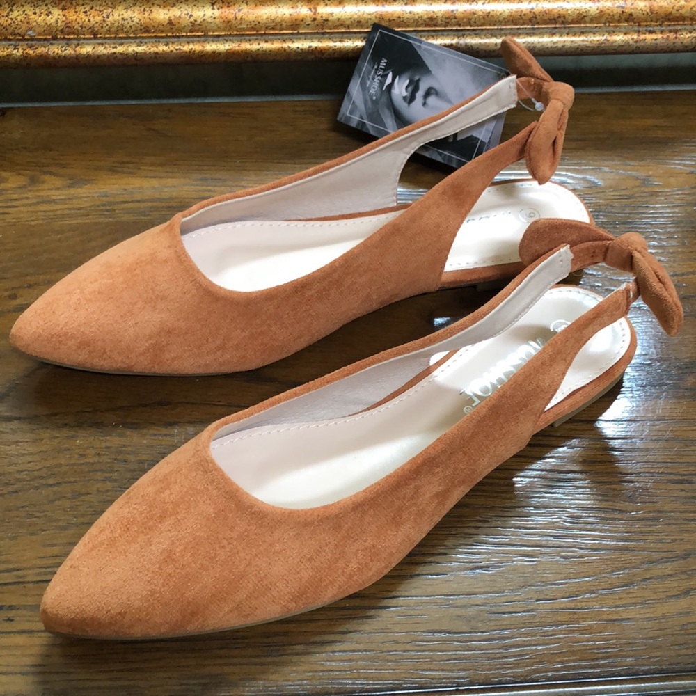New Women’s Musshoe sling back flat shoes with bows.  Size 9.  Padded insole.
